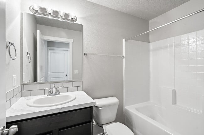 Building Photo - Cute SW Boise Townhome
