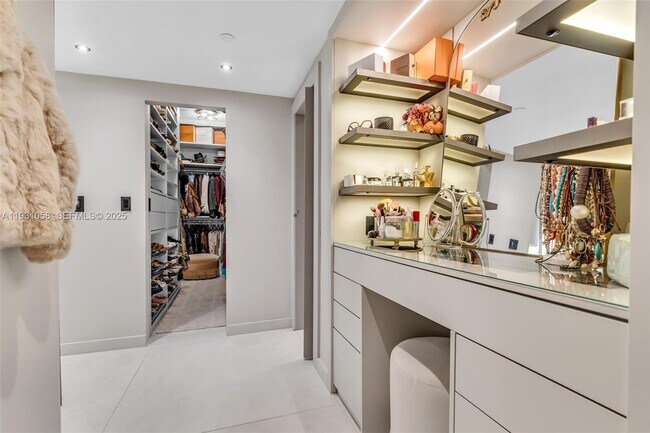 Building Photo - 20281 E Country Club Dr