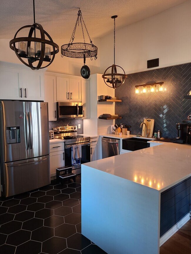 Building Photo - Cozy Home in Prime Location!