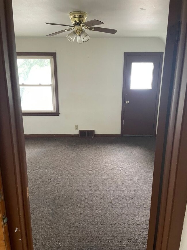 Building Photo - Newly Renovated 3-Bedroom Upper Flat Near ...