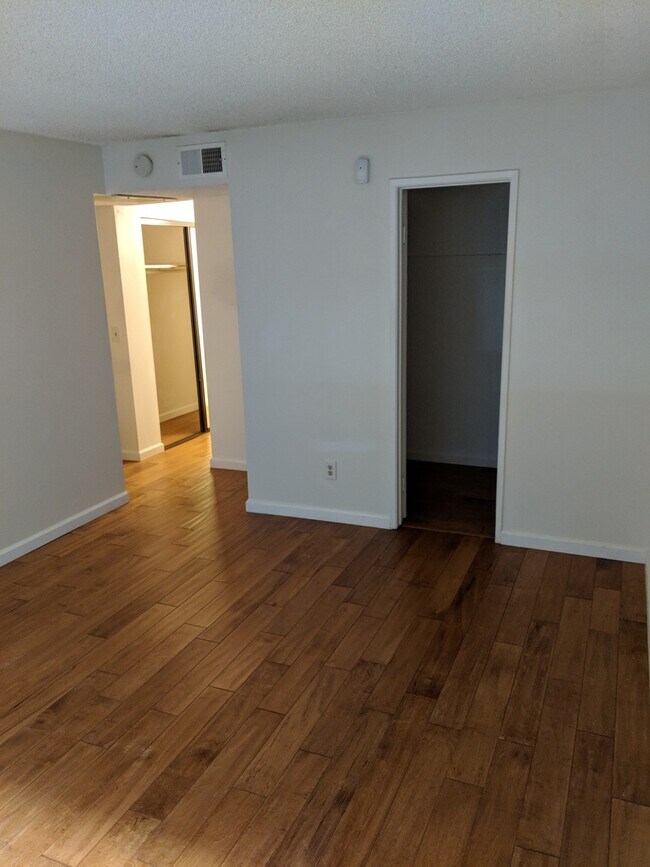 Building Photo - Great Condo in WeHo for Rent