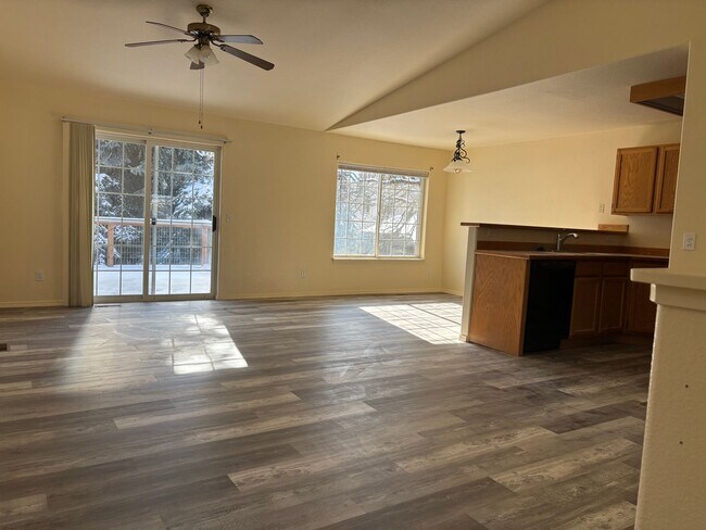 Building Photo - 726-728 E Spokane Ave