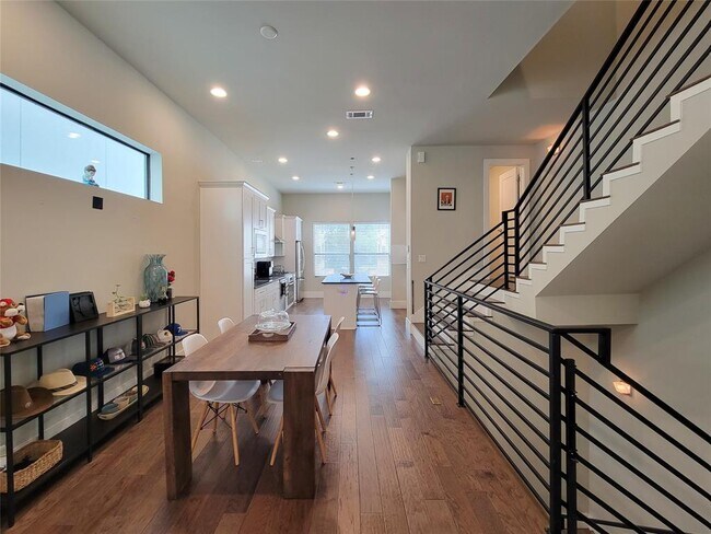 Building Photo - 5709A Larkin St