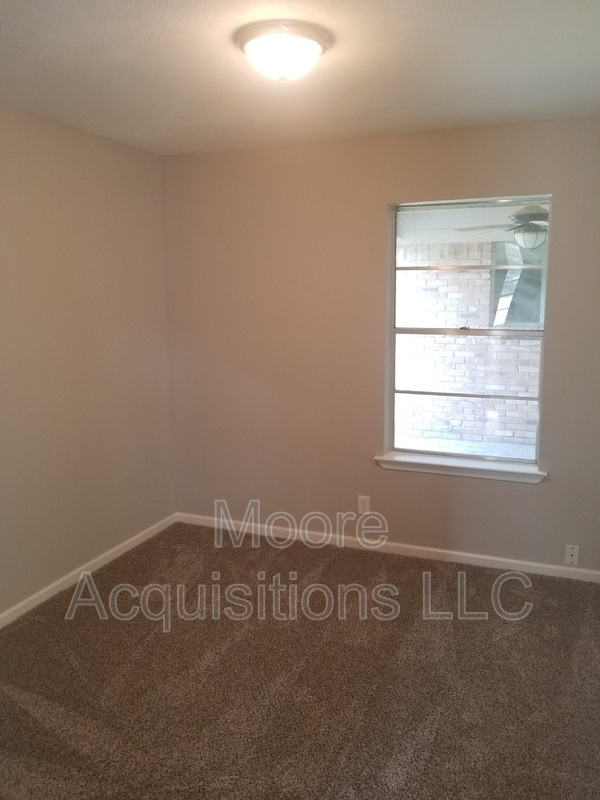 Building Photo - 1833 Skyline Dr