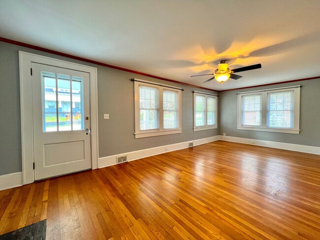 Building Photo - Charming West Asheville Home!