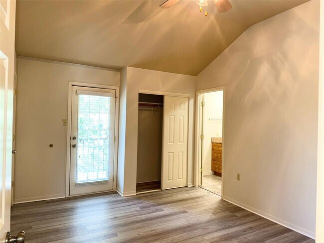 Building Photo - 10058 Emnora Ln