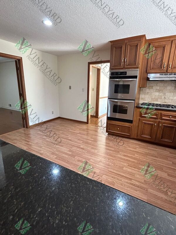 Building Photo - 115 Nesbit Ferry Pl