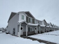 Building Photo - 3 Bed 2.5 Bath Townhome with Great Amenities