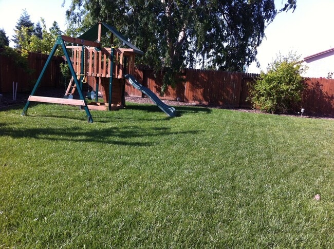 Building Photo - LARGE CORNER LOT 2 STORY 4 BED HOME IN MATHER