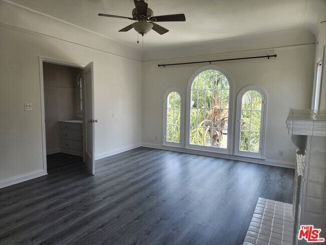 Building Photo - 517 Serrano Ave