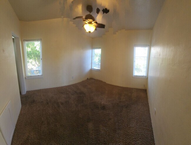 Building Photo - 1822-1828 Fixlini Street***