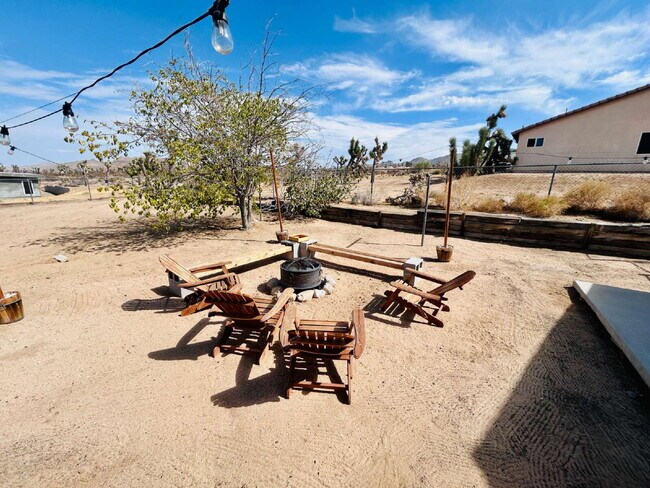 Building Photo - Beautiful 4 Bedroom House for rent in South Joshua Tree
