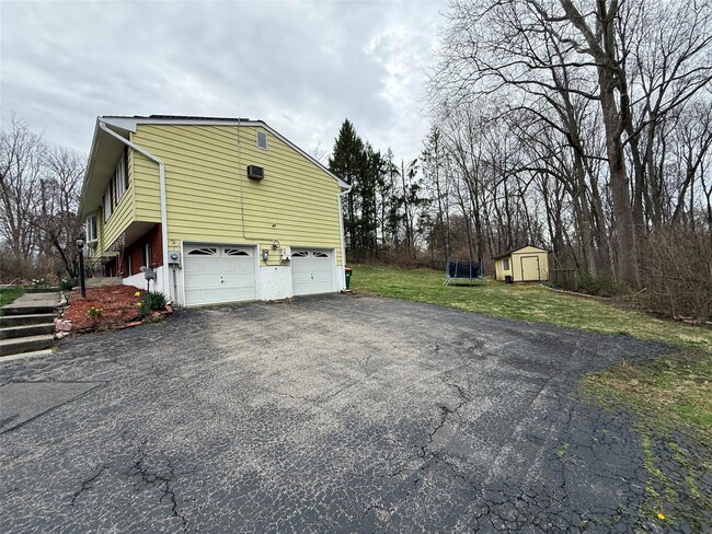 Building Photo - 5 Brook Ln