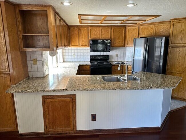 Building Photo - Weston Ranch Home 3 Bedrooms 2 Bath
