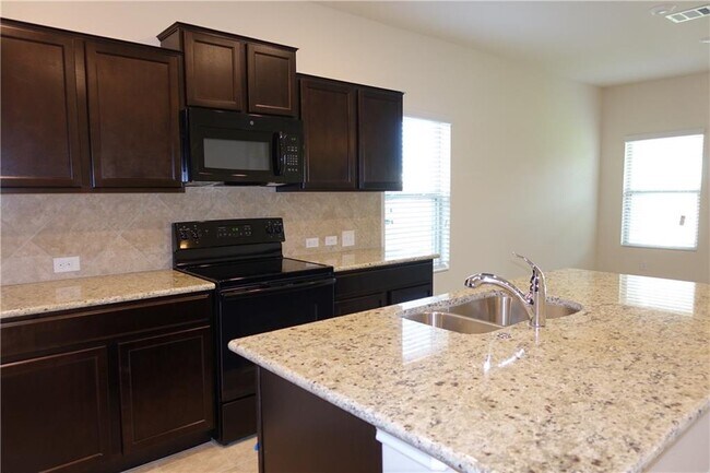 Building Photo - 1001 Hillrose Dr