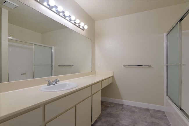 Building Photo - Great Home in Secure Complex