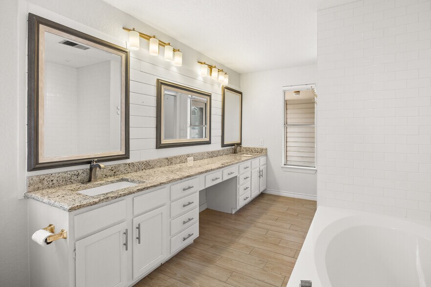 Primary bath - 8103 N New Braunfels Ave #5