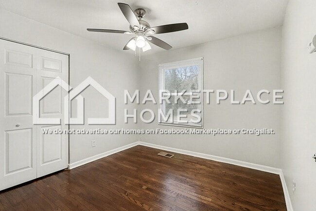 Building Photo - 939 Redford Dr SE