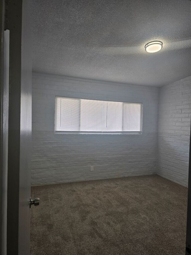 Building Photo - Large 2 bedroom Central location with AC!!