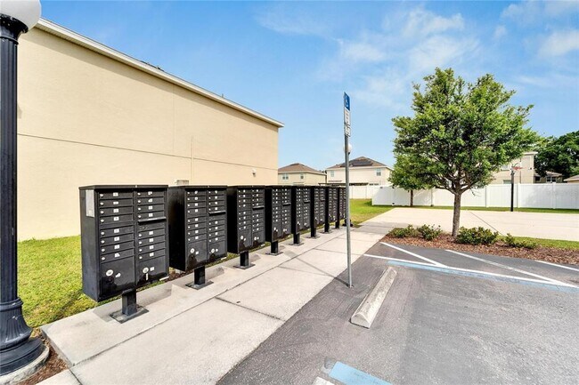 Building Photo - 3250 S Northview Rd