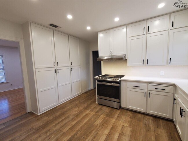 Building Photo - 2409 Martin St