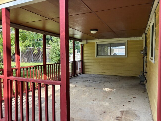 Building Photo - Charming single family home on a cul-de-sac that accepts vouchers