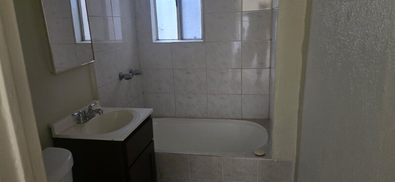 Building Photo - 1450 1/2 Fairbanks Pl