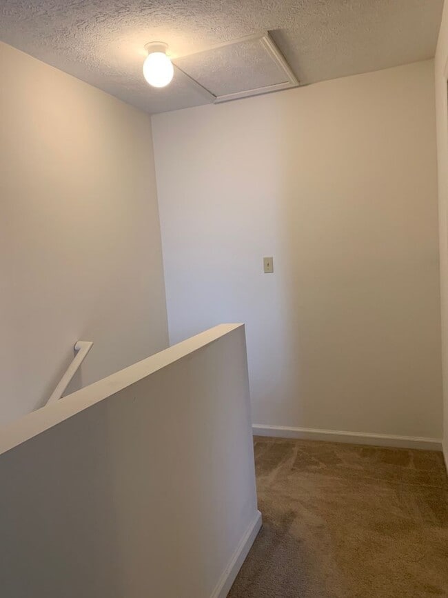 Building Photo - 2 Bedroom 2.5 Bath Townhouse