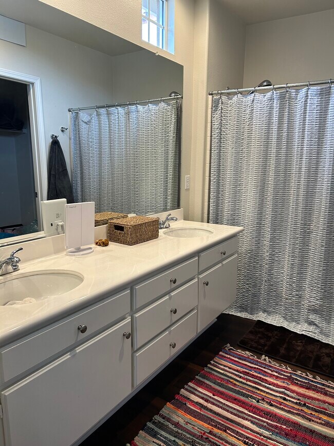 2nd Bedroom En-Suite Bathroom - 580 Fenwick Way