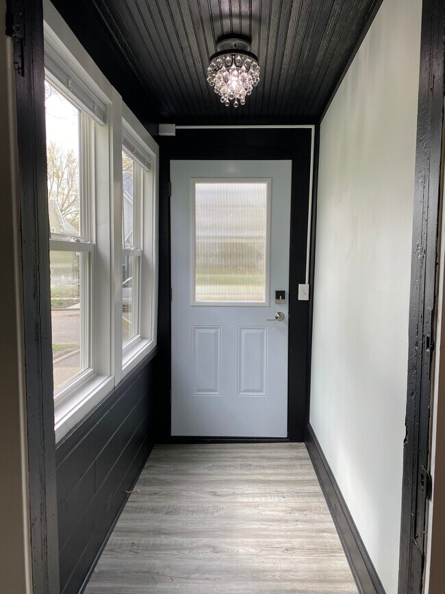 Building Photo - 37 Wyoming St E