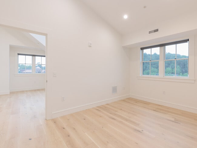 Building Photo - 495 Trapelo Rd