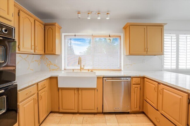 Building Photo - 7365 Pomelo Dr