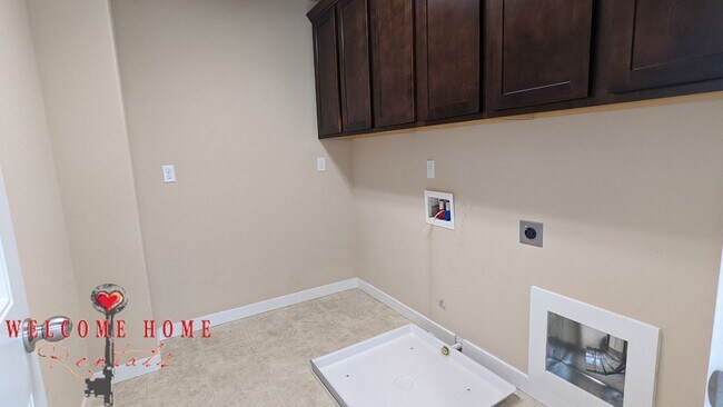 Building Photo - Beautiful open floorplan with FOUR large b...