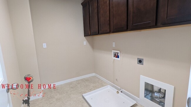 Building Photo - Beautiful open floorplan with FOUR large bedrooms and a cute office!!  AIR CONDITIONING!!!  NEW C...