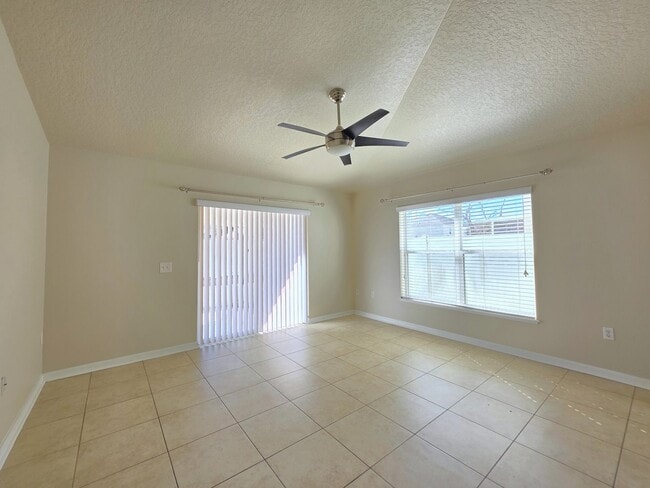 Building Photo - FOR RENT in Newberry 4 Bed, 2 bath corner home