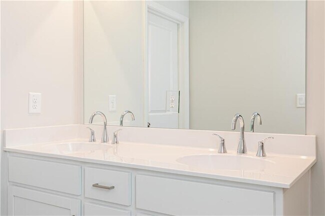 Building Photo - 3065 Cambridge Ml St