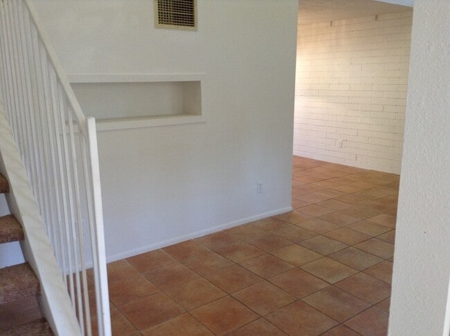Building Photo - Bright 2 story 2br, 1b, 875sq. ft townhous...