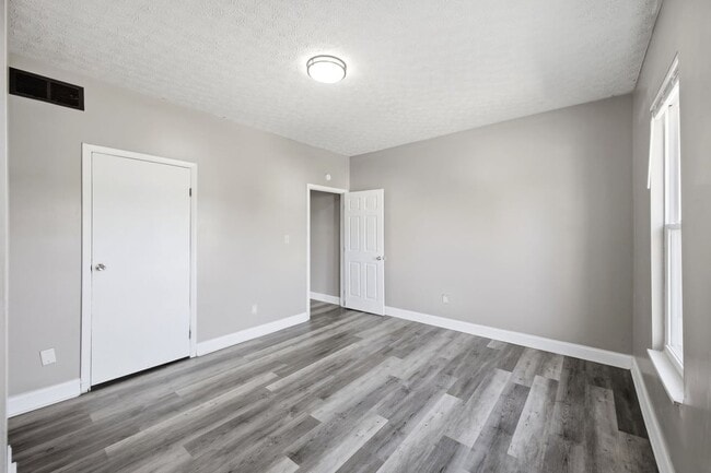 Building Photo - 387 St Clair Ave