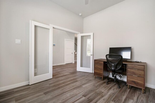 Building Photo - 14261 Lake Lodge Dr