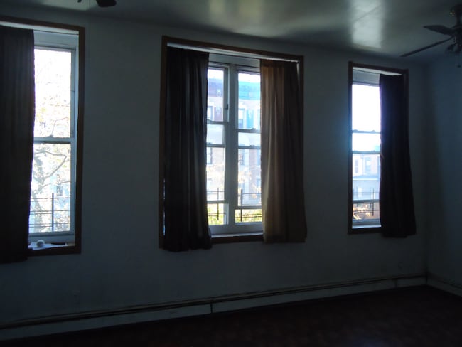 Building Photo - 13 Bleecker St
