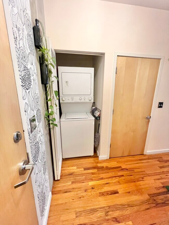In-unit Washer & Dryer - 630 N Franklin St