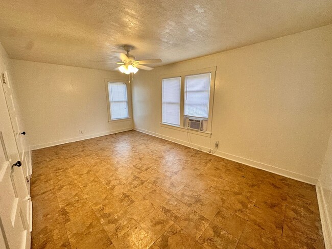 Building Photo - COZY 2-Bed GARAGE APARTMENT w/ FENCED YARD...