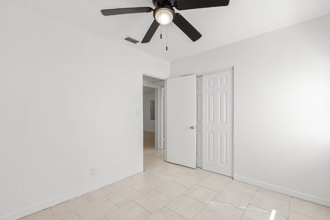 Building Photo - Home For Rent in St Pete!
