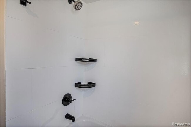 Building Photo - 565 W Saratoga St