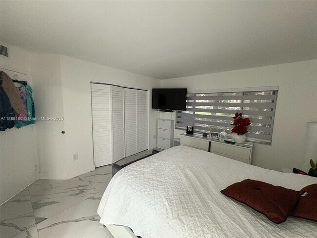 Building Photo - 901 SW 138th Ave