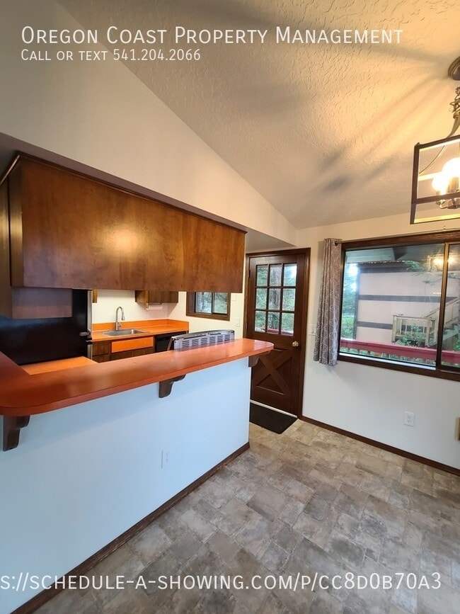 Building Photo - 835 Manzanita Ave