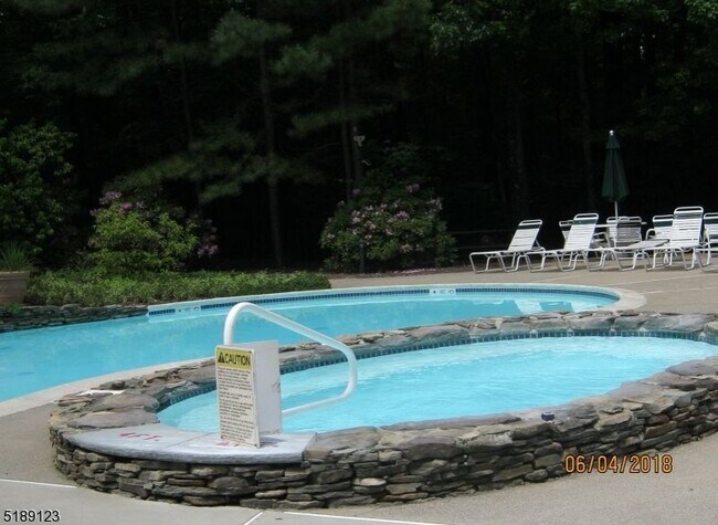 Building Photo - 2 Richmond Rd