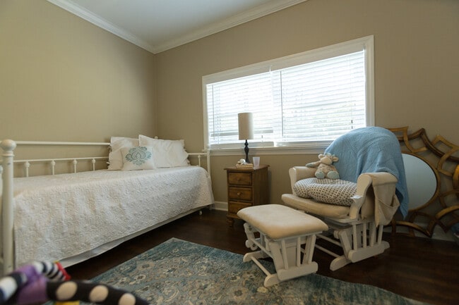 Building Photo - 3 Br home minutes away from campus!