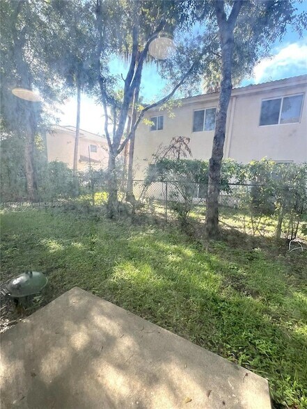 Building Photo - 1240 SE 28th Ct