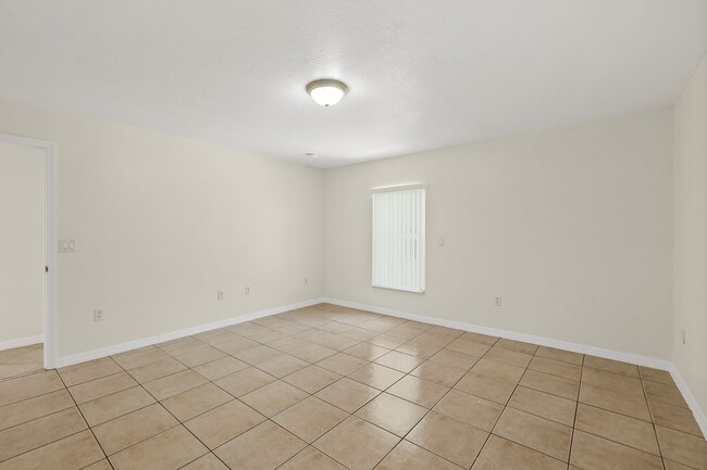 Building Photo - Spacious 3 Bedroom 2 Bath 1 Car Duplex in ...